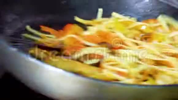 在煎锅上加入蔬菜和鸡肉的意大利面视频的预览图