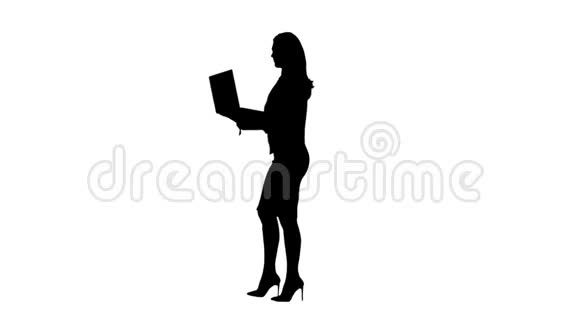 商界女性手里拿着笔记本电脑走路打印一条信息侧视白色背景剪影视频的预览图