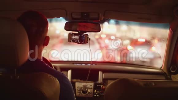 人在交通堵塞的情况下开车对着音乐点头视频的预览图