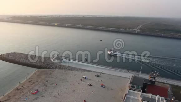 孤独的船在海滩旁边轻轻地游着泻湖来自葡萄牙阿维罗的巴拉海滩视频的预览图