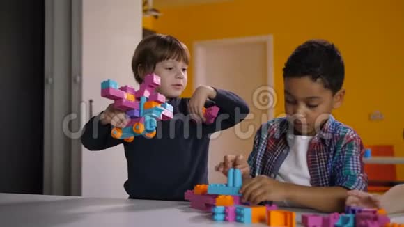两个不同的孩子在幼儿园争论玩具视频的预览图