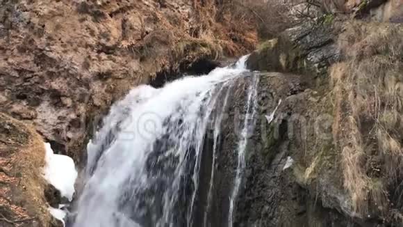 好水压的瀑布从山上流下来视频的预览图