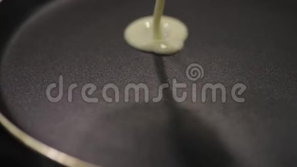 烹饪自制煎饼的过程在平底锅上倒入煎饼面团视频的预览图