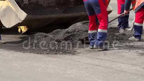 工人从道路上拆除铲子旧切割沥青用于铺设新沥青视频的预览图