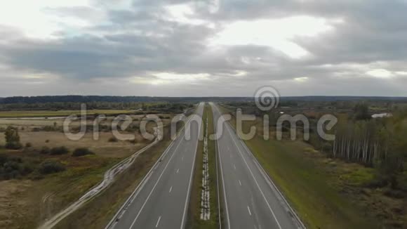 四车道高速公路的空中景观视频的预览图