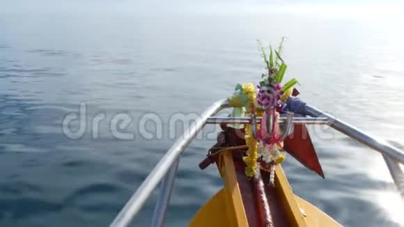 带着护身符进入港口的渔船明亮的船与泰国宗教的护身符漂浮在港口潜水视频的预览图