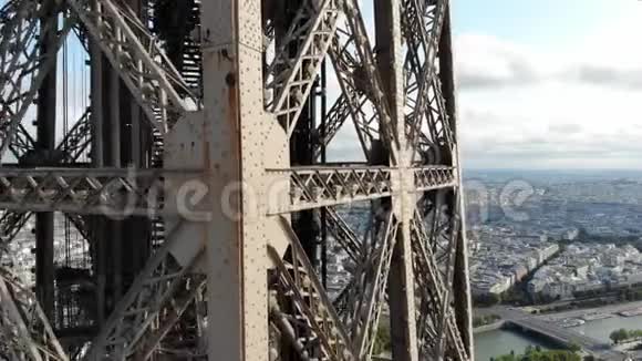 埃菲尔铁塔景气观巴黎铁塔景观埃菲尔用无人机射击视频的预览图