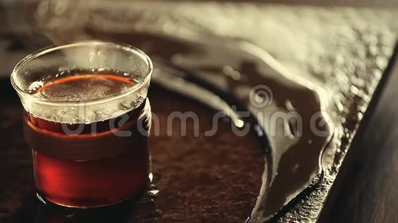 红热茶杯石头背景高清镜头视频的预览图