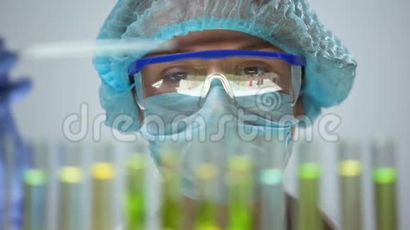 生物化学家在带植物的试管中注入含油液体防腐剂研究视频的预览图