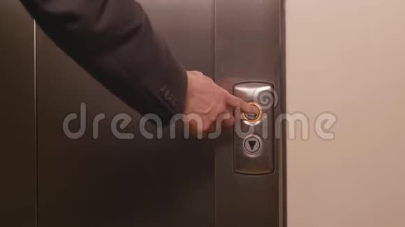 商务人员按下按钮呼叫电梯进入电梯视频的预览图