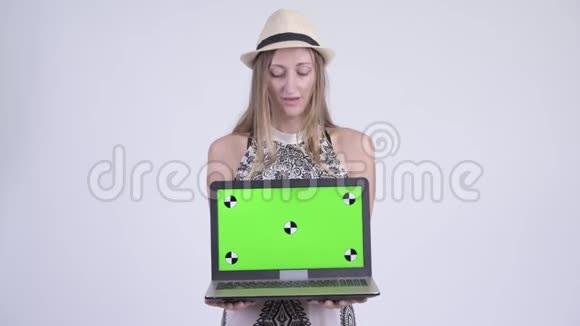 带着笔记本电脑的金发美女看上去很惊讶视频的预览图