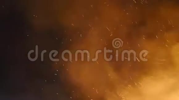 从夜空背景的火焰中喷出视频的预览图