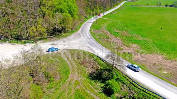 靠近森林和草地的道路高空俯视农村和农业用地的农村景象汽车在路上夏天的疲惫视频的预览图