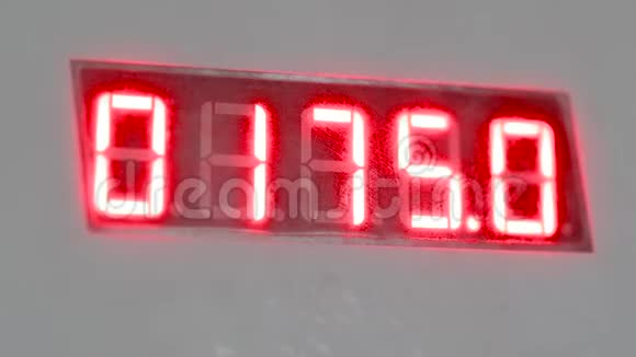 电子数字表盘仪表计数器柜台上的红色号码视频的预览图