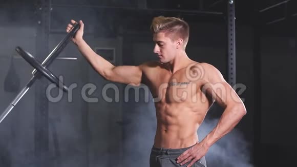 白人健身男子在健身房锻炼时举起沉重的杠铃动作缓慢视频的预览图