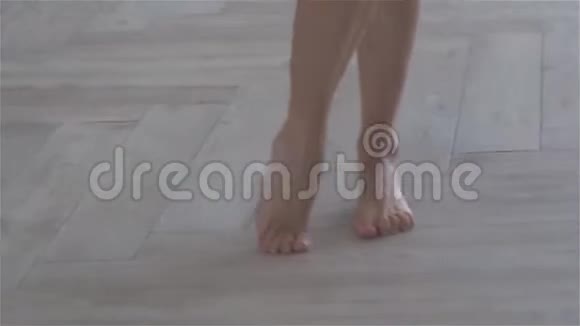 女人光脚身体部位视频的预览图