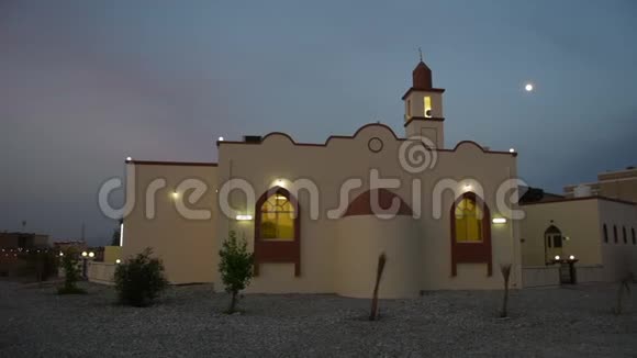 白色清真寺在中东一个住宅区的全景日落时蓝天所有人祈祷视频的预览图