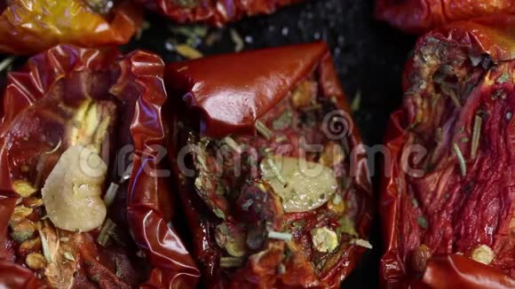 晒干的西红柿与香料和大蒜在烤片上关门视频的预览图