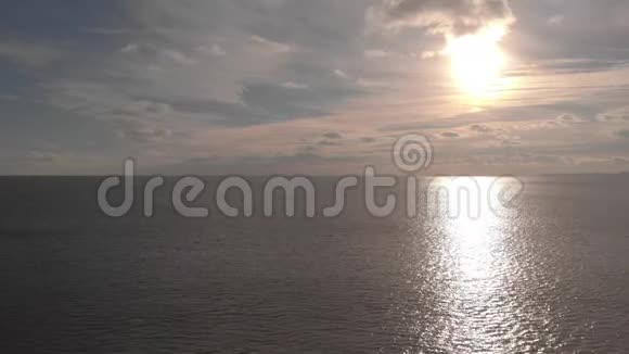 海上的空中日落背景是白云视频的预览图