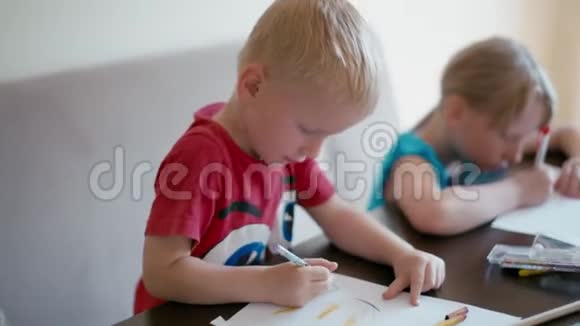 孩子们在家里的休闲活动男孩和女孩在画纸视频的预览图