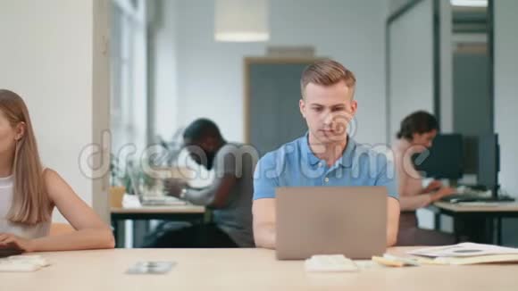 同事在电脑上工作的商人专业人士男性视频的预览图