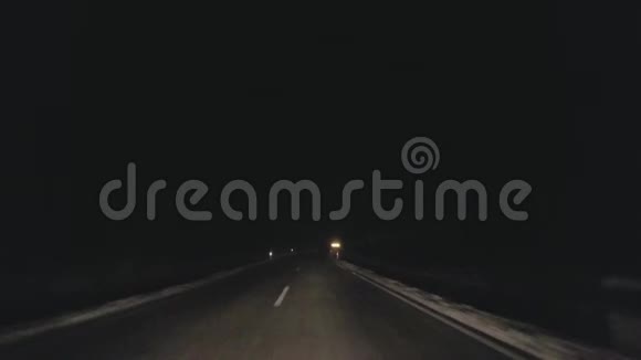 晚上在冬天的路上开车视频的预览图