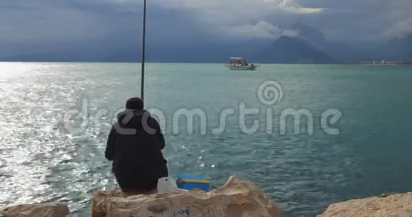 渔民用鱼竿在海鼹上捕鱼视频的预览图