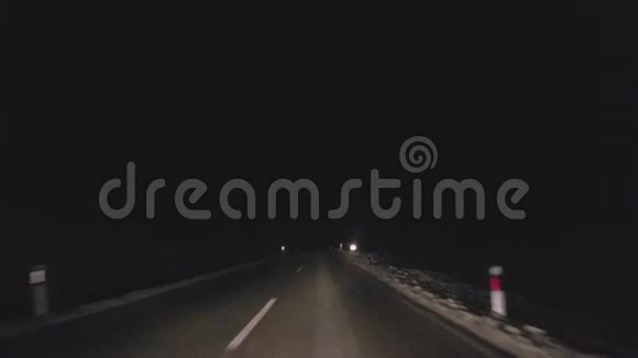 晚上在冬天的路上开车视频的预览图
