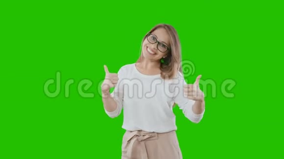 漂亮的金发美女戴着眼镜带着情感微笑在一个游戏形式上展示课然后在绿色背景上OK视频的预览图