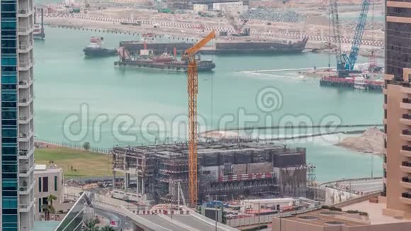 在迪拜码头一座正在建造的摩天大楼的空中观景台上有巨大的起重机视频的预览图