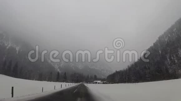 戴着相机在车里雪在山里度假视频的预览图