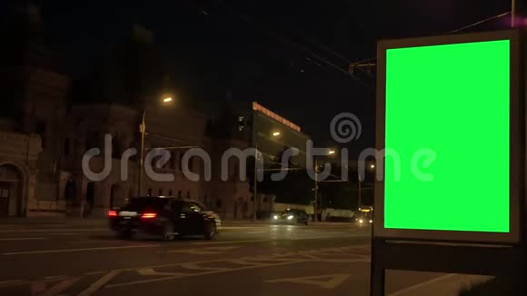 靠近道路的绿色空屏现代城市灯箱视频的预览图