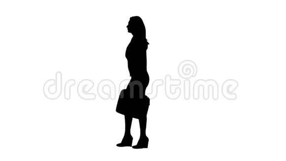 手里拿着箱子的女人在电话和台阶上说话侧视白色背景剪影视频的预览图