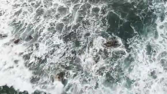 在西班牙特内里费岛的大西洋沿岸形成海泡视频的预览图