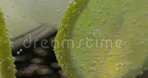 一种清爽的饮料苏打水可以用冰块和石灰搅拌视频的预览图