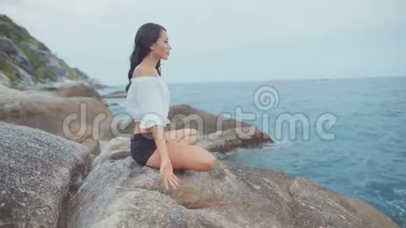 女人在海边冥想视频的预览图