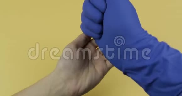 用蓝色医用手套将大量的白色药丸交到女性手中视频的预览图