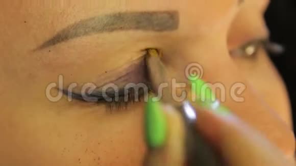 女性用刷子做眼妆眼影深紫色视频的预览图