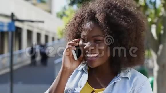 非洲女人在打电话视频的预览图