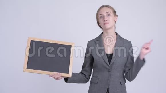 严肃的金发女郎拿着黑板竖起大拇指视频的预览图