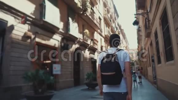 成年男子走在欧洲城市的城市街道上环顾四周视频的预览图