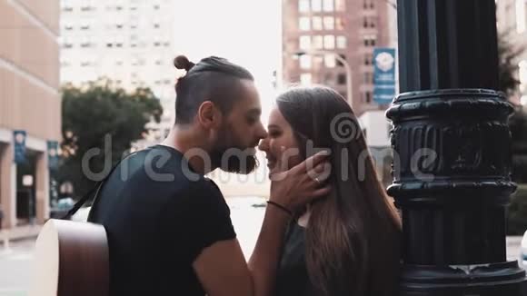 千禧白种人夫妇在城市大街接吻恋爱中的浪漫时髦男人和女孩4K家庭视频的预览图