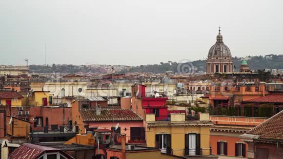 意大利罗马的全景在阴天的冬天罗马充满了真实的五颜六色的建筑实时拍摄视频的预览图