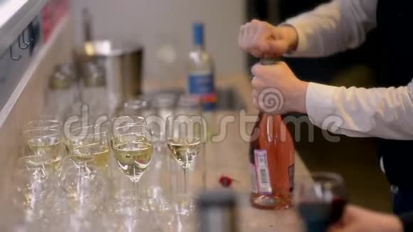 男人手打开一瓶起泡葡萄酒视频的预览图