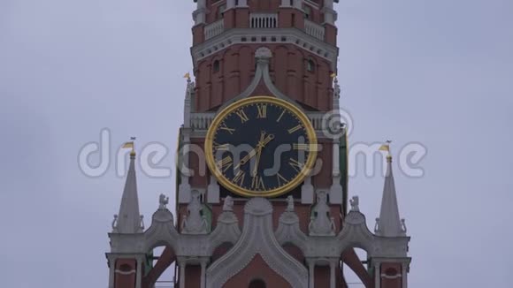在灰色的阴天红场的斯帕斯卡亚塔上的时钟在阴沉的天空下关门视频的预览图