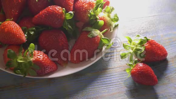 用新鲜草莓在盘子上泼水慢镜头视频的预览图