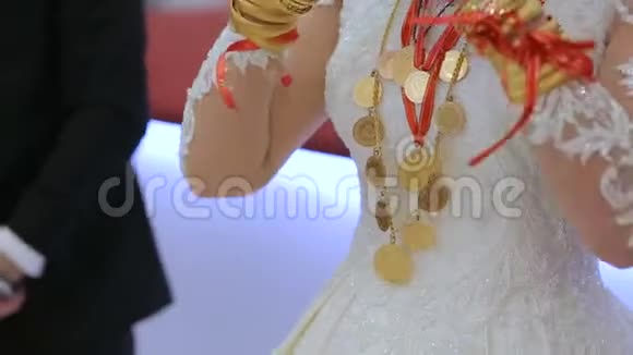 金东方珠宝首饰及饰品在女子身上的婚礼传统仪式土耳其珠宝视频的预览图
