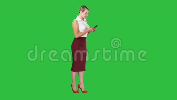 漂亮的商务女性使用手机在绿色屏幕上发短信Chroma键视频的预览图