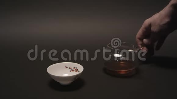 把中国传统茶浇到正义的碗里君道北视频的预览图