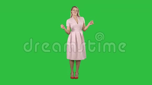 穿着夏装的女孩在绿色屏幕上随着音乐跳舞Chroma键视频的预览图
